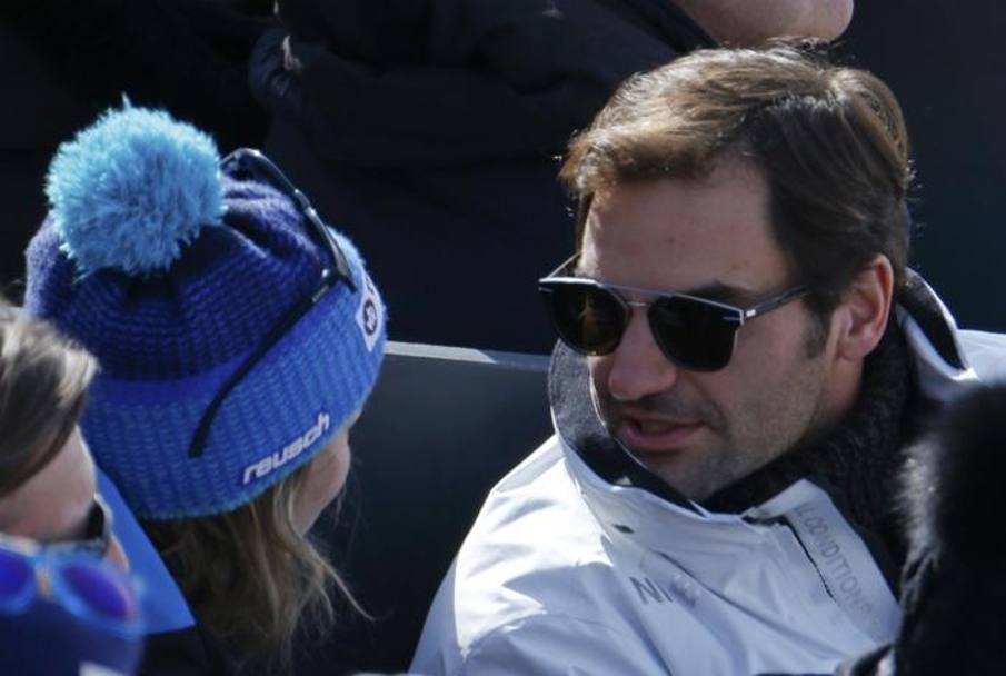 Roger Federer nel parterre della discesa a St. Moritz scambia le sue impressioni con la connazionale Michelle Gisin. Reuters